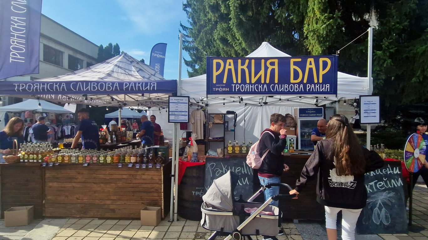 аромат на традиция и забавления: троян посреща 33-ия фестивал на сливата