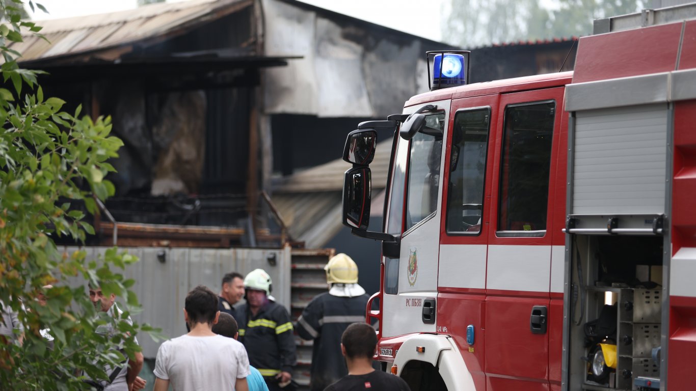 битката с огъня не спира: 126 потушени пожара и една загубена душа за 24 часа