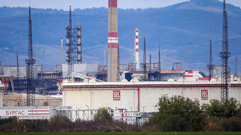 бургас отново под облак от нефт: защо въздухът ни мирише на опасност?