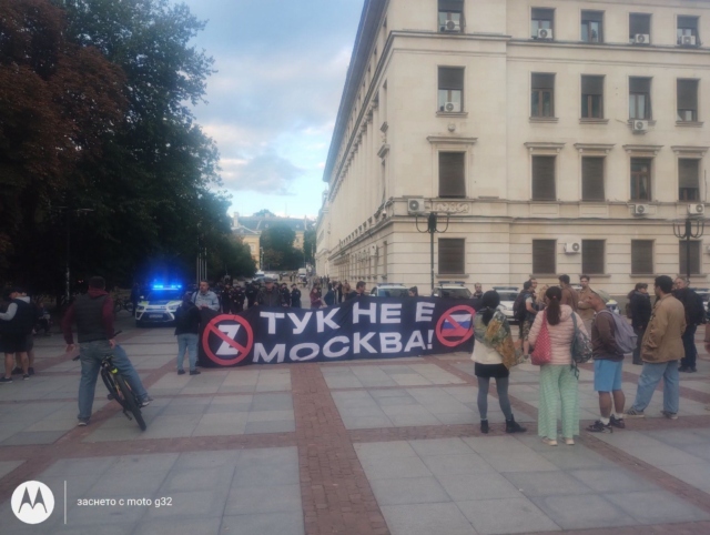 граждански отпор срещу политическите хора пред народния театър