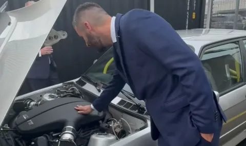 когато бащата на електрическите хиперколи се върне към бензиновия култ: новата играчка на мате римац