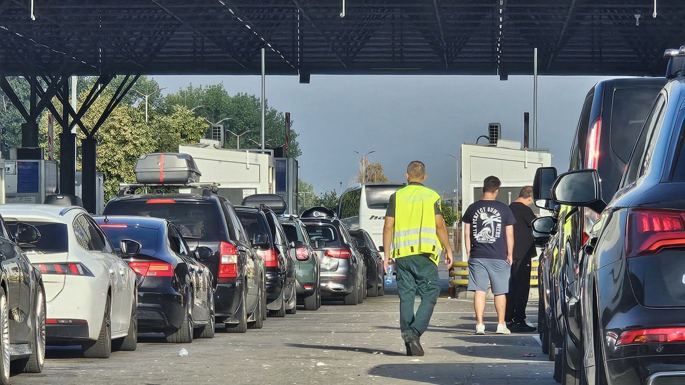 край на празниците: голямото прибиране задръсти границите и блокира фериботи