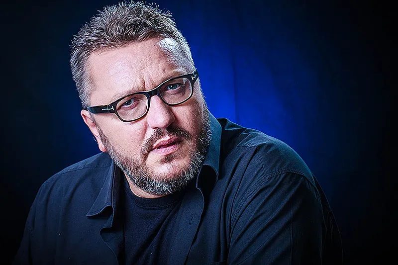 край на скандалната плоча: слави трифонов и мартин карбовски изпълниха обещанието си
