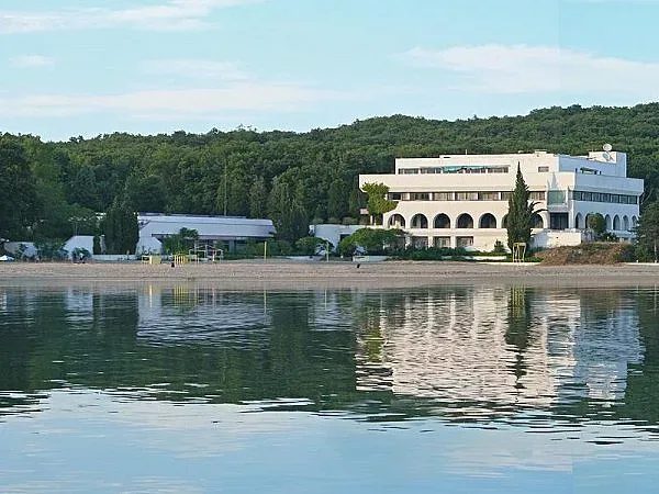 краят на разрухата: как легендарната резиденция „перла“ започва нов живот