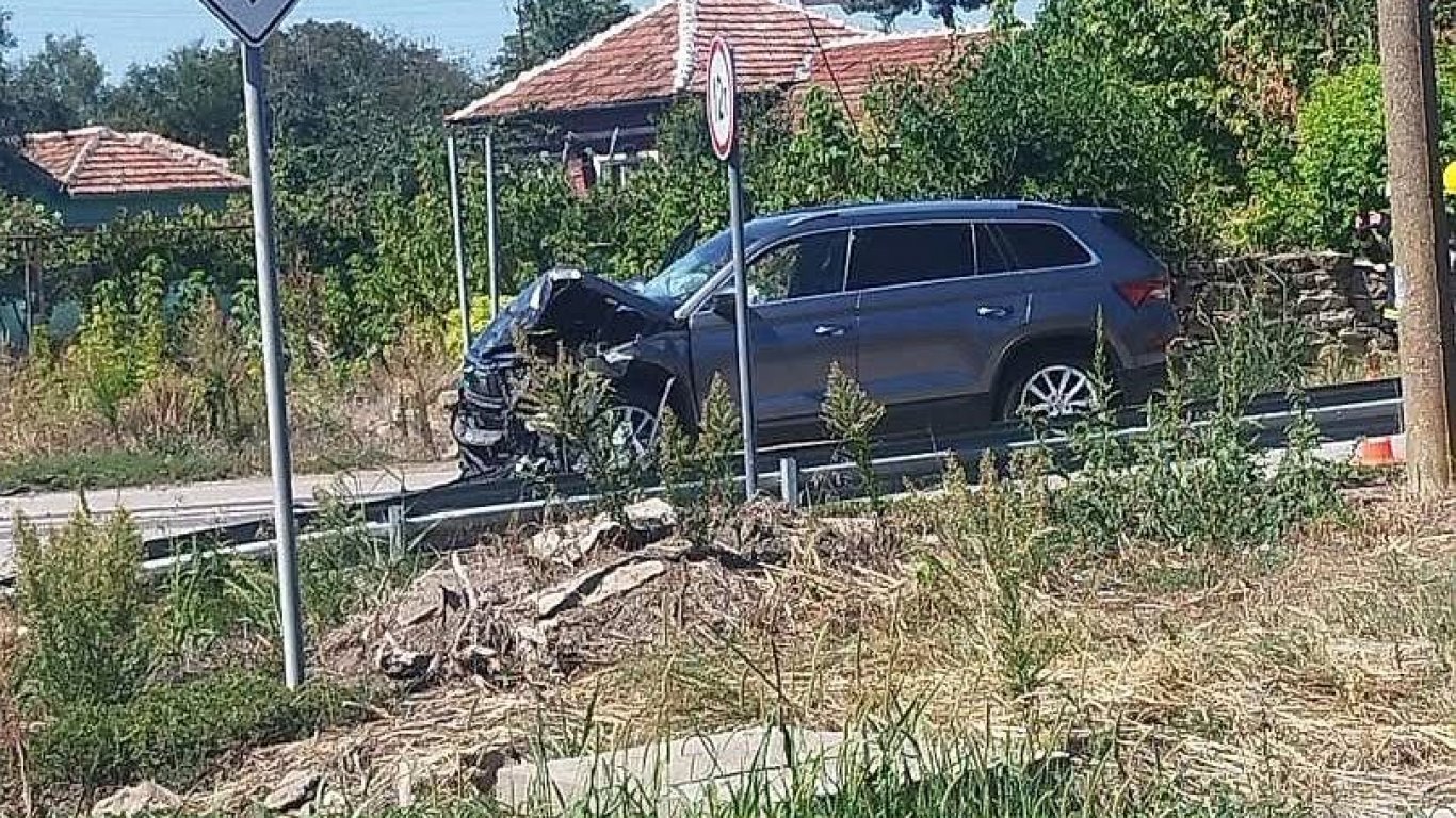 кървава драма край полски тръмбеш: сблъсък на две коли остави една жена мъртва
