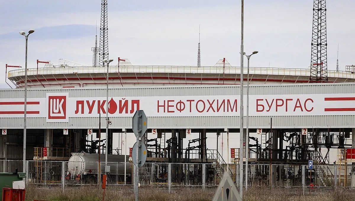 мистерията с миризмите в бургас: данните на лукойл срещу усещанията на гражданите