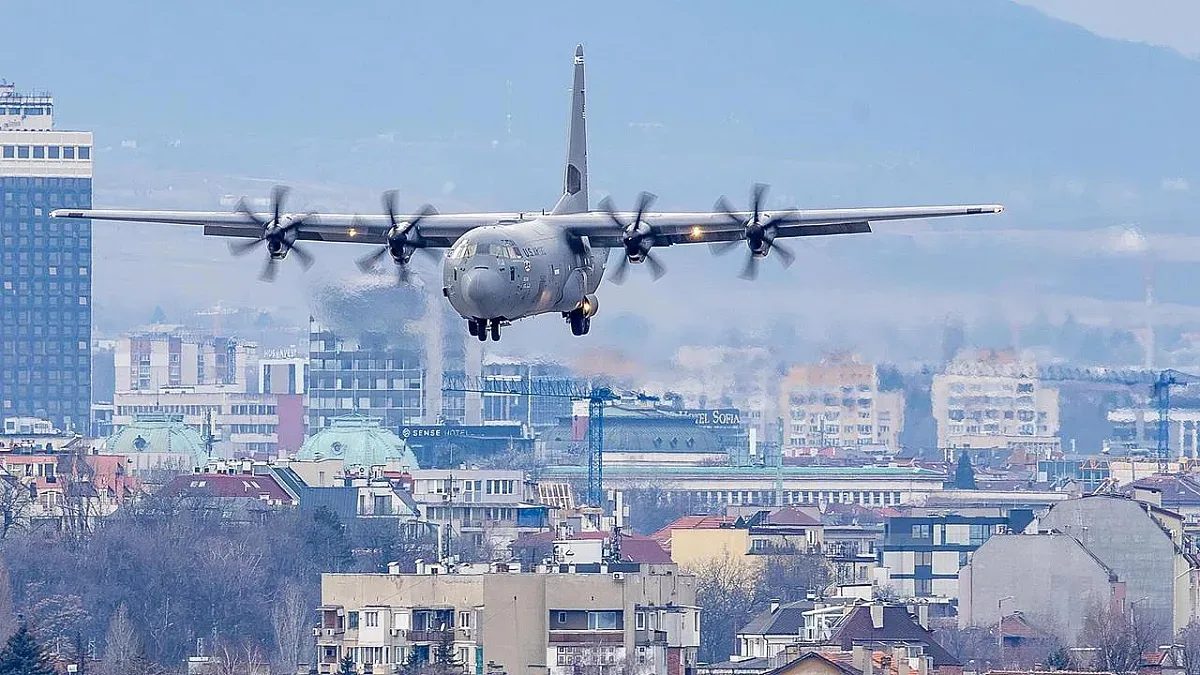 небесни гости в софия: какво стои зад кацането на американските военни машини c-130?
