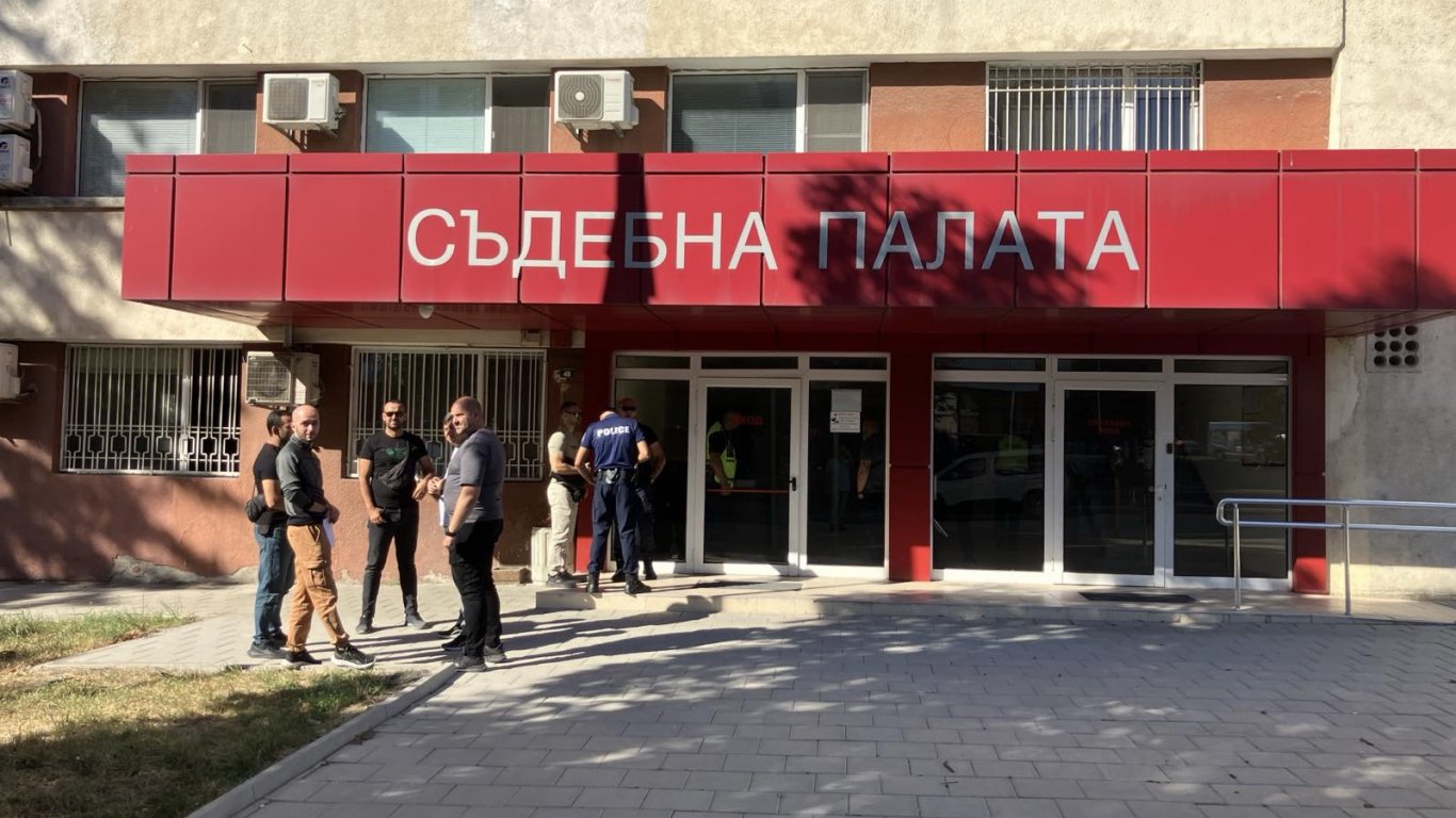 паника в кърджали: бомба забавя правосъдието