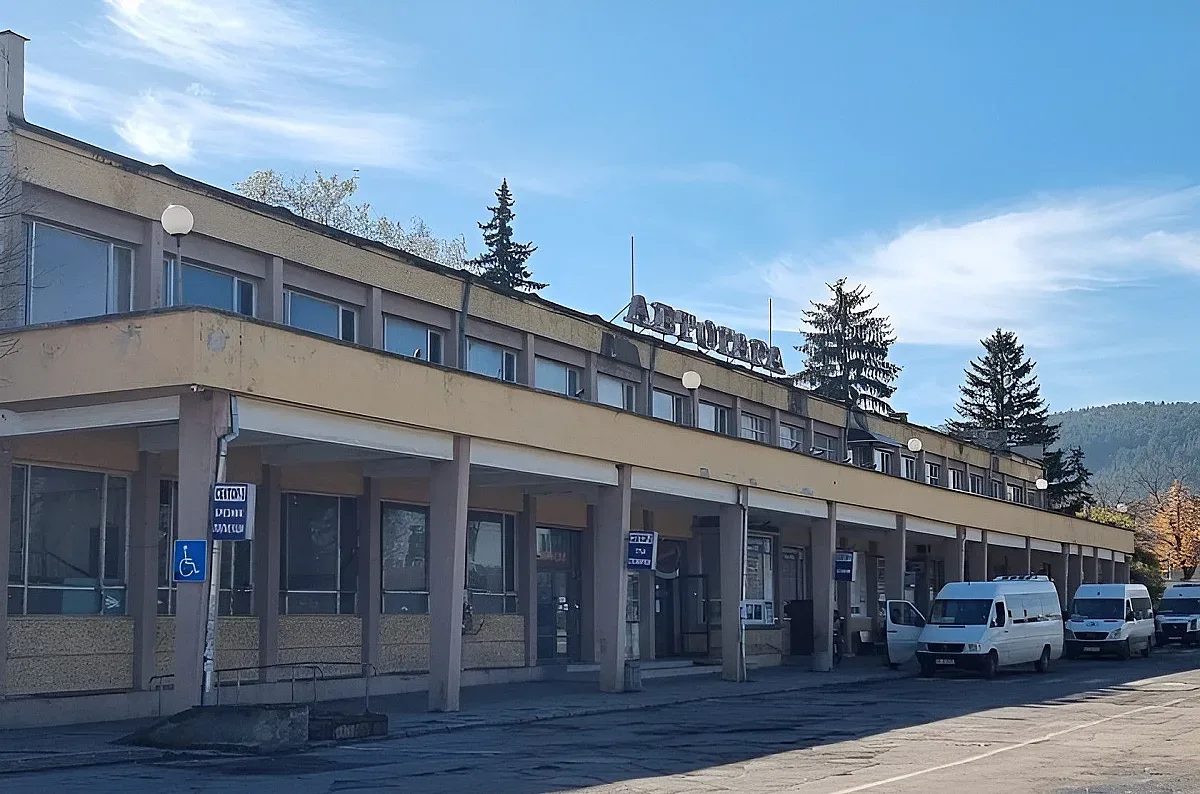 пернишката автогара на тезгяха: цената пада драстично