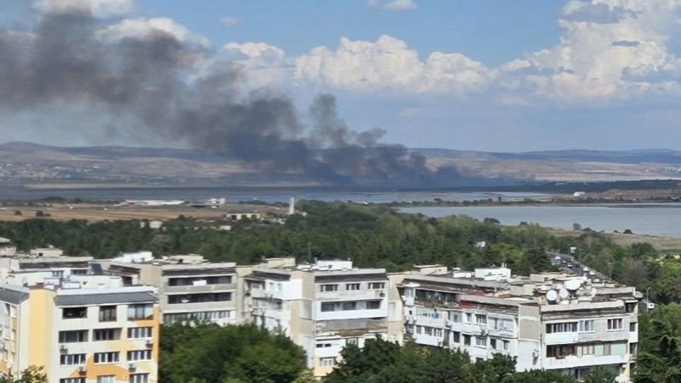 пламъци обгръщат бургас: спешна операция за овладяване на пожар край индустриалната зона