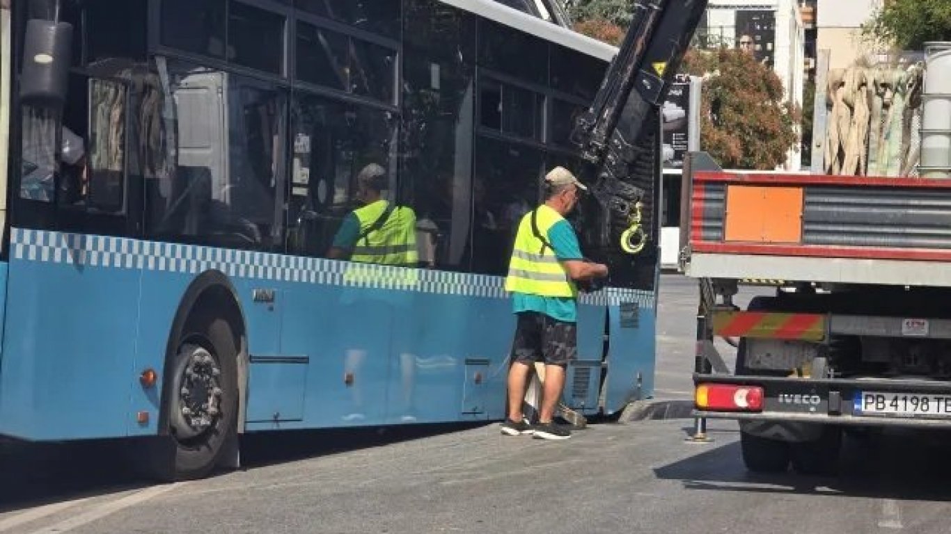 пловдивски автобус се „потопи“ в асфалта на бул. „цар симеон“