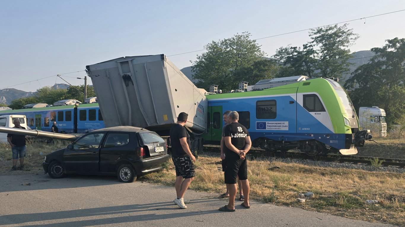сблъсък на гиганти във враца: пътнически влак и тир се удариха на прелеза