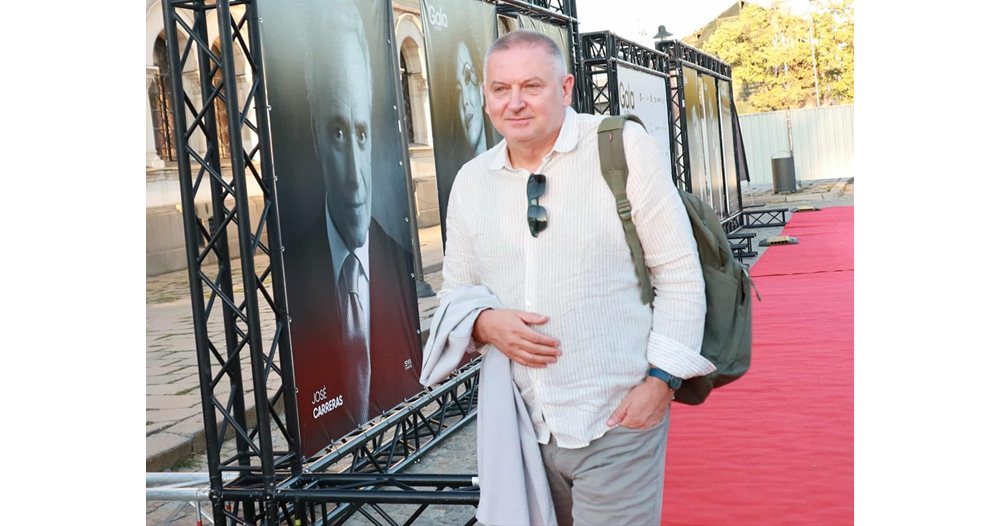 светлината на господинов покорява франция: новият триумф на „градинарят и смъртта“