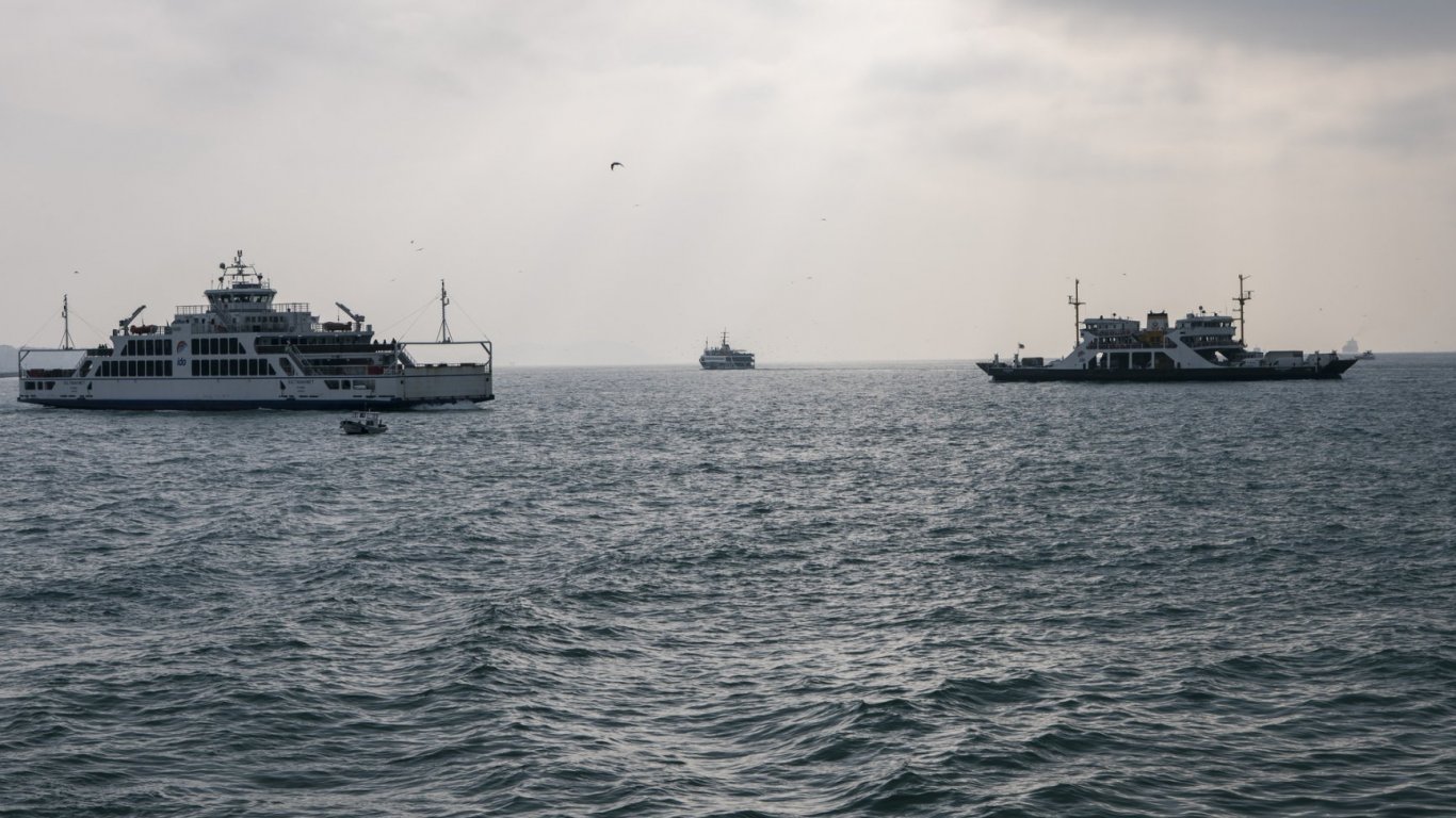 трагедия в мраморно море: корабен сблъсък остави 10 души в неизвестност