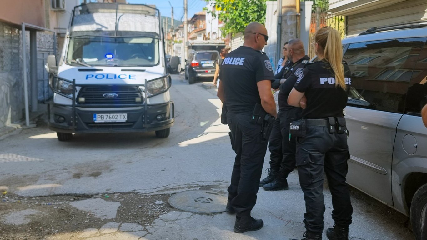 удар на полицията в пловдив: разбиха организирана група за обири на офиси