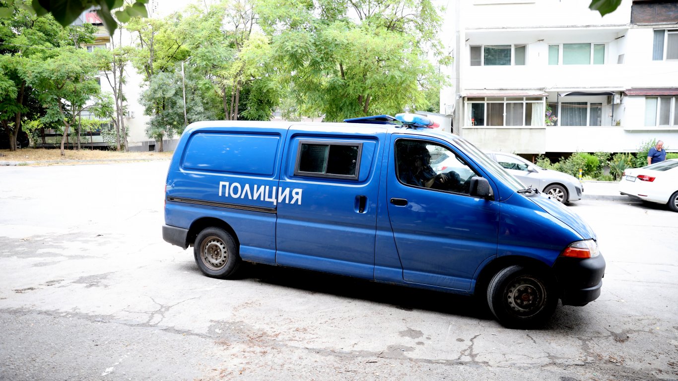 ужас във враца: пиян баща застраши живота на детето си от деветия етаж