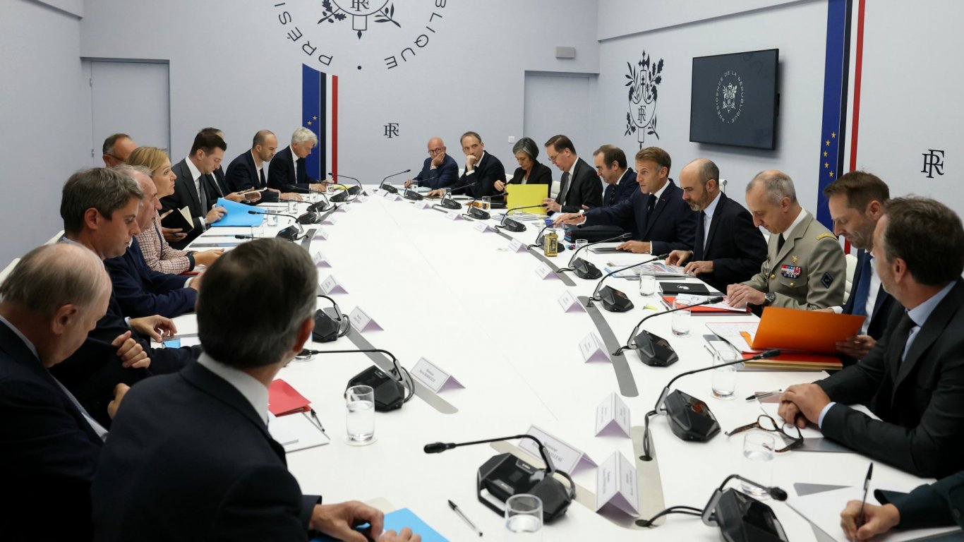 франция пред лицето на истината: макрон предупрежда за безкрайни конфликти