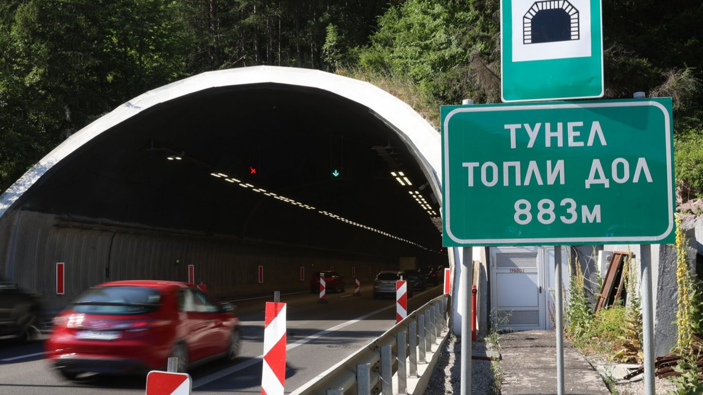 хаос в тунел „топли дол“: аварирал камион блокира хемус