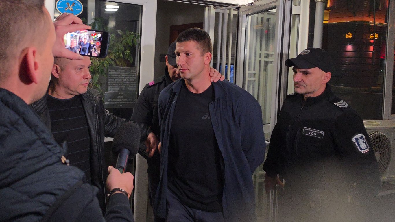 белезници след доброволно явяване: служителят на нсо мартин варадинов е в ареста