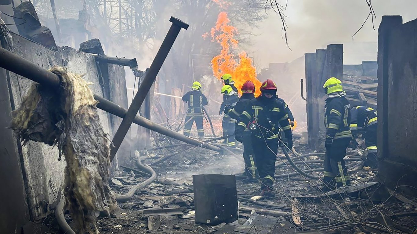 военен ужас в одеса: руски удар рани дете, градът потъна в мрак