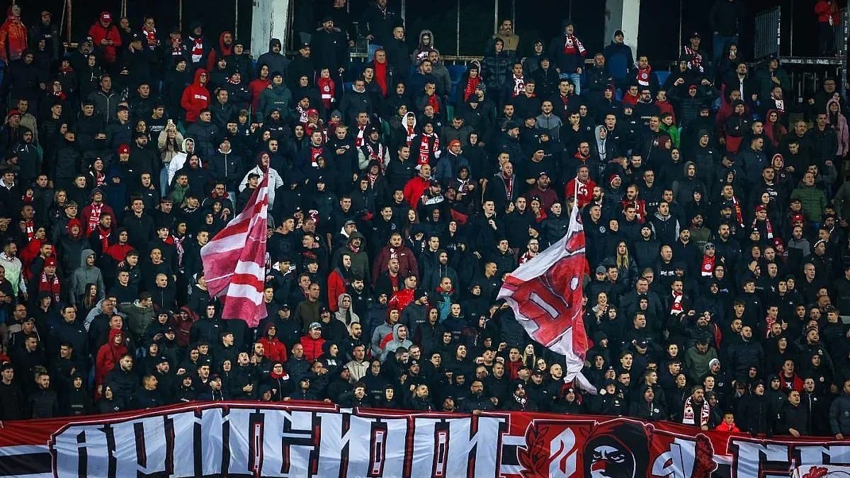 грозни сцени преди дербито: фенове влязоха в юмручен бой край „васил левски“