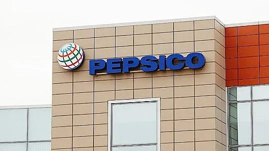 два гиганта, две съдби: защо pepsico затваря заводи, докато coca-cola инвестира милиарди?