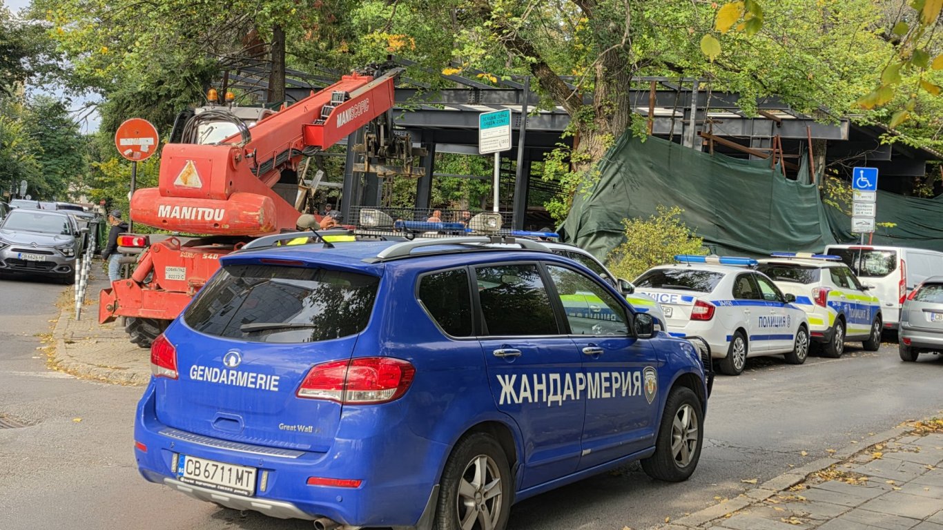 драматичен ден за „кошарите“: силите на реда прекъснаха демолицията