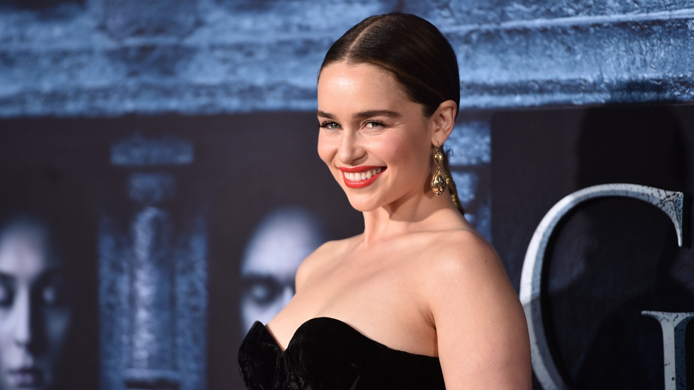 емилия кларк: отвъд блясъка на червения килим