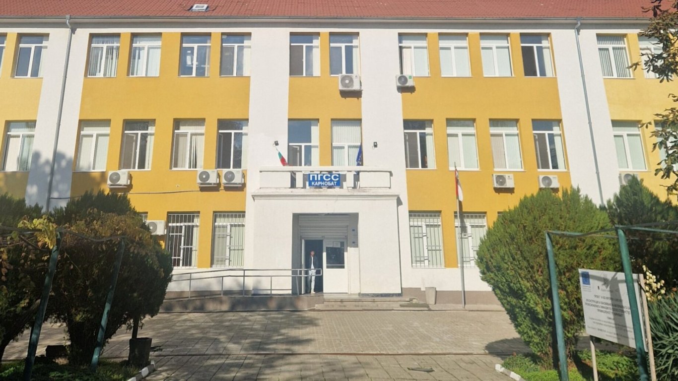 кървава разправа в карнобат: 14-годишен нападна съученик с нож на училищното игрище