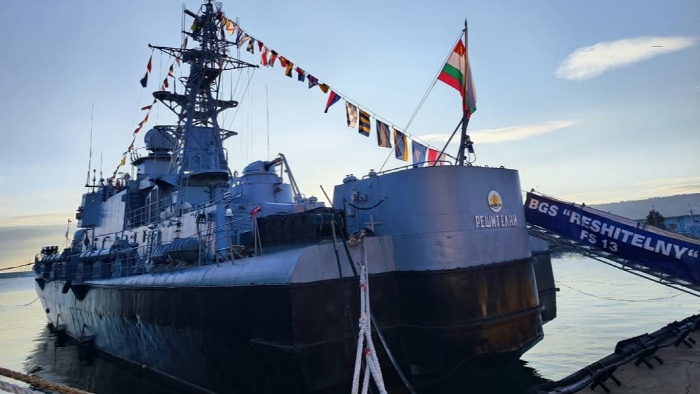 опасност в черно море: корветата „решителни“ тръгва на мисия за почистване