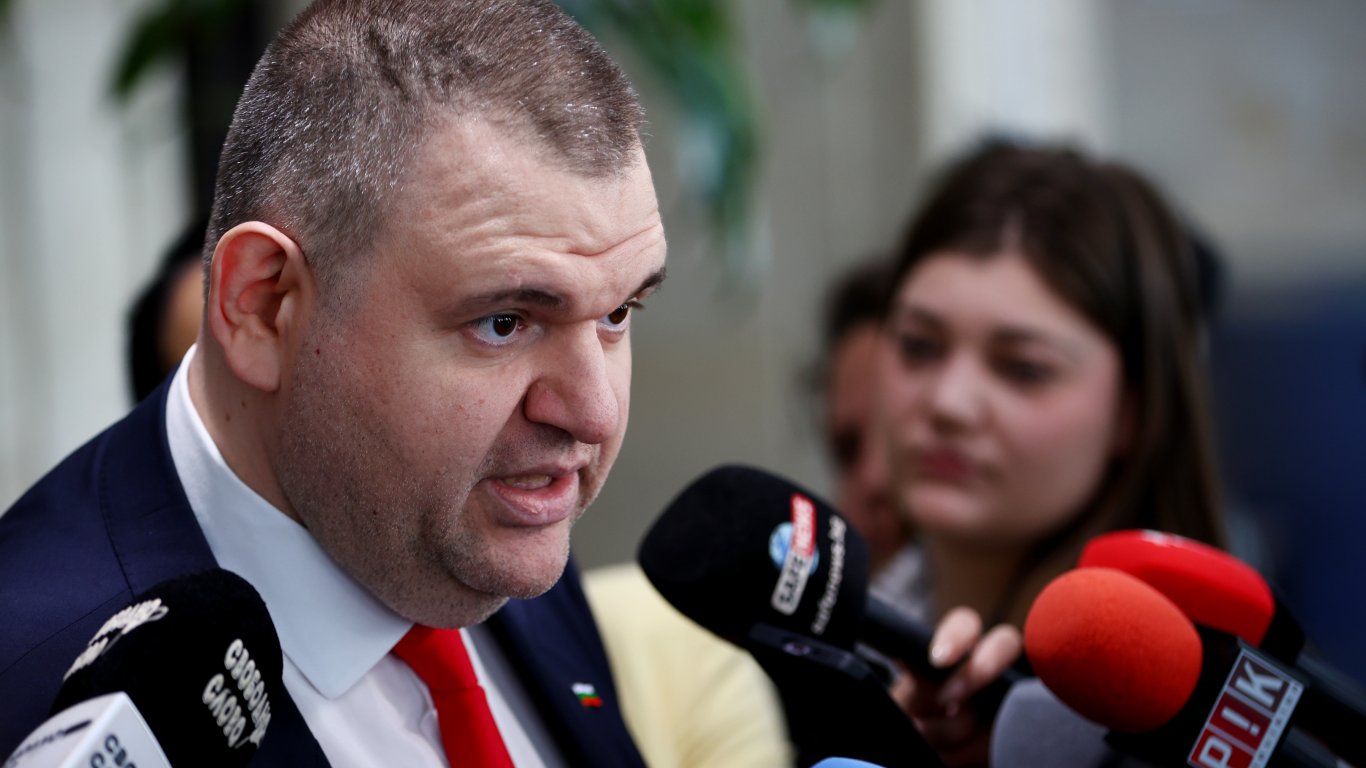 остри реплики в парламента: пеевски с ироничен коментар към вътрешния министър