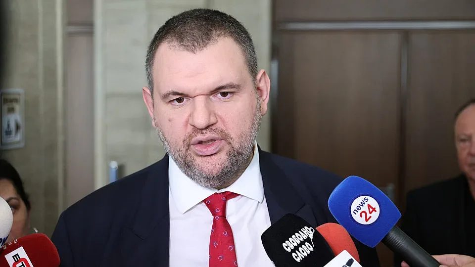 политически покер с 36 фактури: делян пеевски поставя правителството пред избор