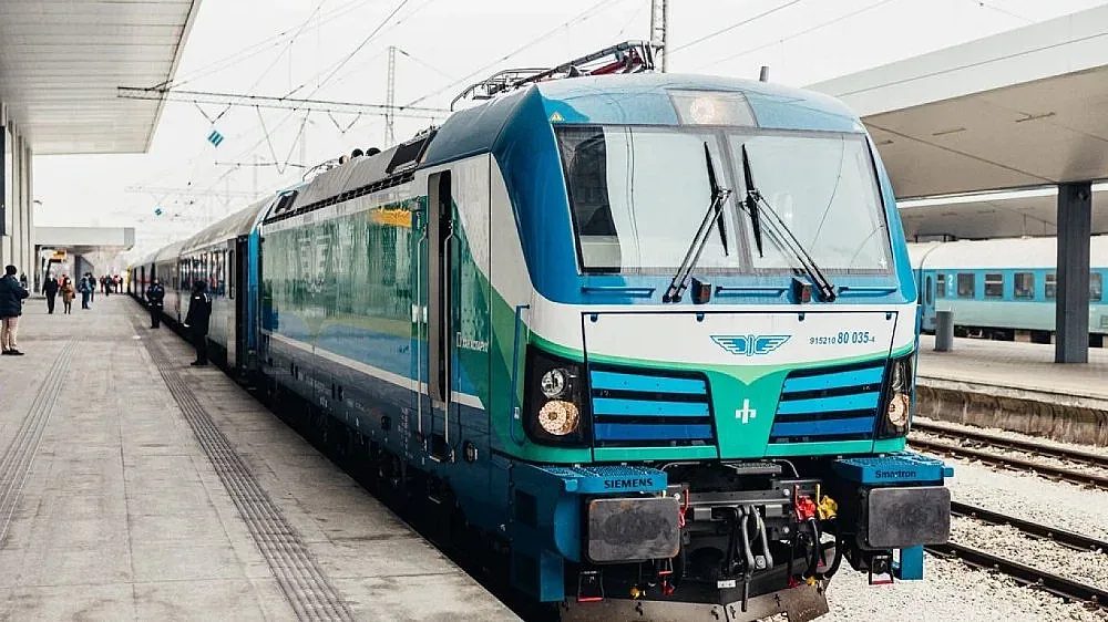 хаос на централна гара: техническа повреда парализира железопътния транспорт в софия
